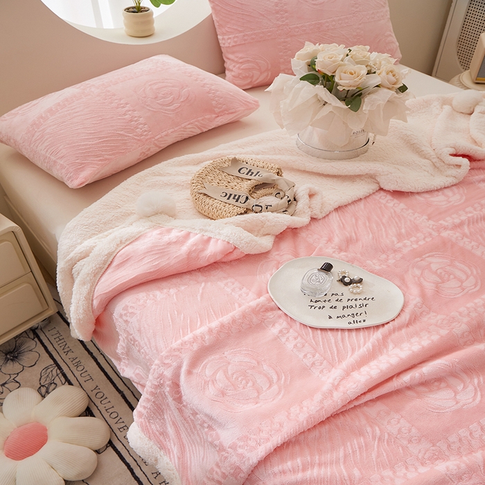 91家纺网 家纺一手货源 找家纺 楼兰公主2025新款雪兔绒小香风提花雕花毯 山茶花奶白拼粉玉