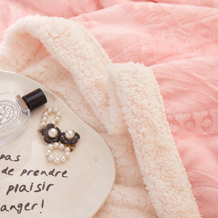 91家纺网 家纺一手货源 找家纺 楼兰公主2025新款雪兔绒小香风提花雕花毯 山茶花奶白拼粉玉