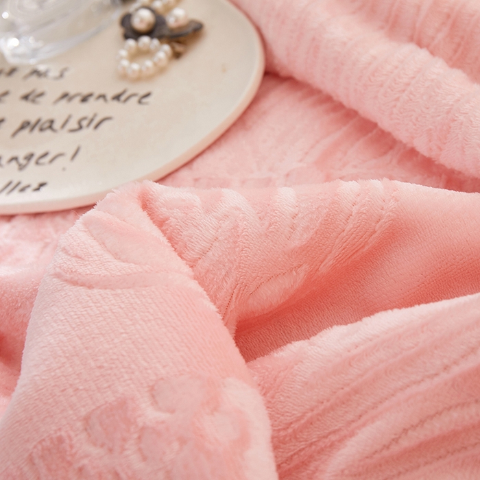 91家纺网 家纺一手货源 找家纺 楼兰公主2025新款雪兔绒小香风提花雕花毯 山茶花奶白拼粉玉