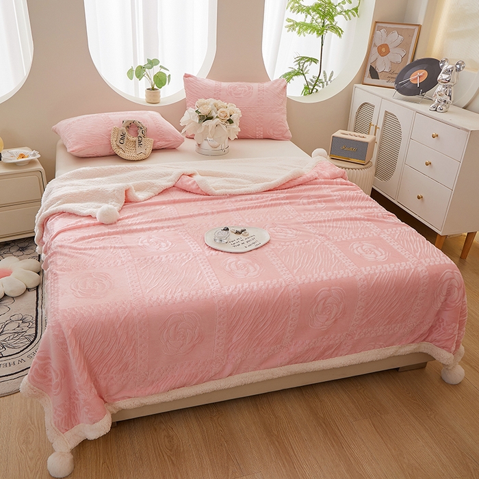 91家纺网 家纺一手货源 找家纺 楼兰公主2025新款雪兔绒小香风提花雕花毯 山茶花奶白拼粉玉