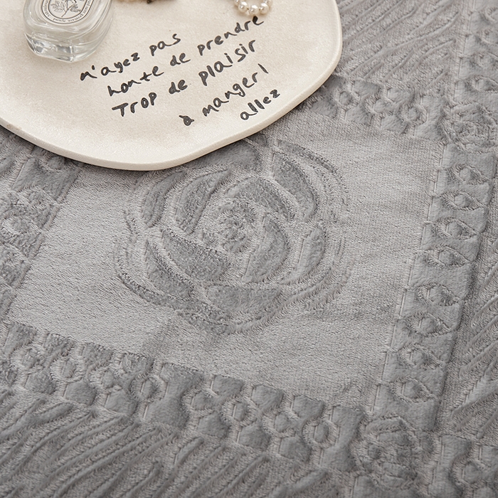 91家纺网 家纺一手货源 找家纺 楼兰公主2025新款雪兔绒小香风提花雕花毯 山茶花奶白拼浅灰