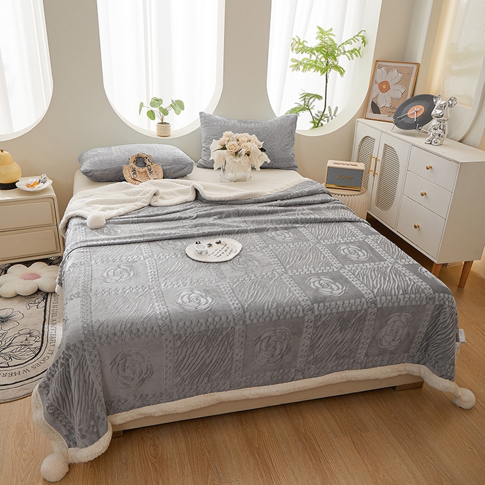 91家纺网 家纺一手货源 找家纺 楼兰公主2025新款雪兔绒小香风提花雕花毯 山茶花奶白拼浅灰