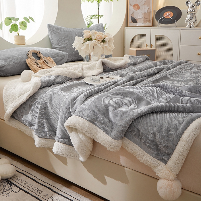 91家纺网 家纺一手货源 找家纺 楼兰公主2025新款雪兔绒小香风提花雕花毯 山茶花奶白拼浅灰