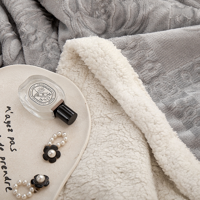 91家纺网 家纺一手货源 找家纺 楼兰公主2025新款雪兔绒小香风提花雕花毯 山茶花奶白拼浅灰