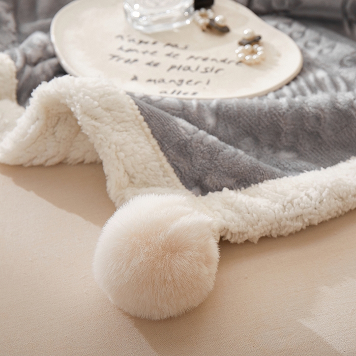 91家纺网 家纺一手货源 找家纺 楼兰公主2025新款雪兔绒小香风提花雕花毯 山茶花奶白拼浅灰