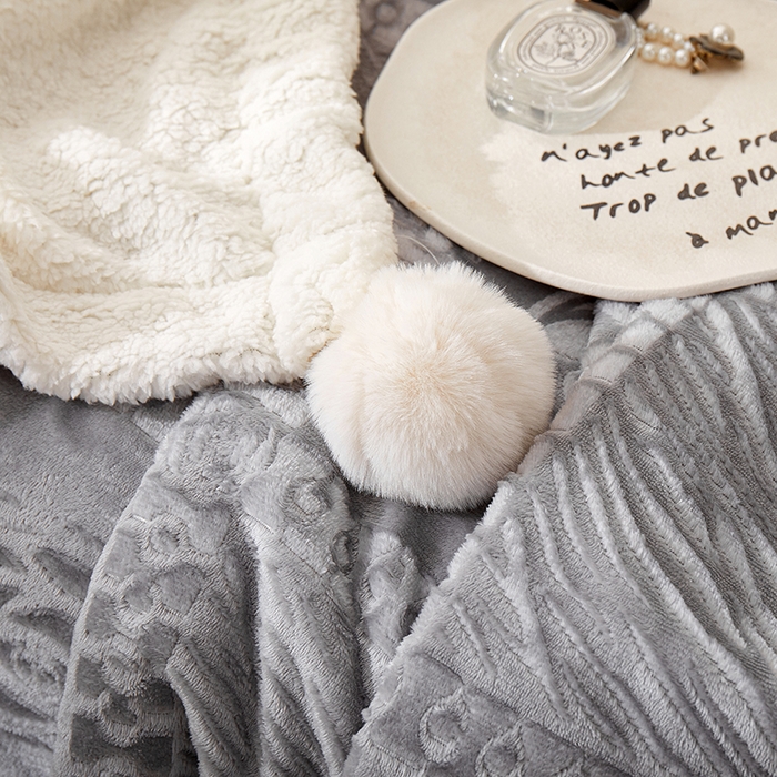 91家纺网 家纺一手货源 找家纺 楼兰公主2025新款雪兔绒小香风提花雕花毯 山茶花奶白拼浅灰