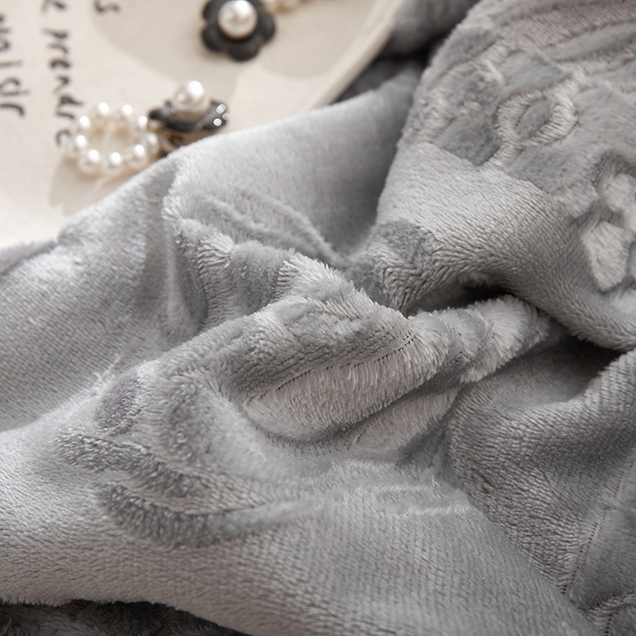 91家纺网 家纺一手货源 找家纺 楼兰公主2025新款雪兔绒小香风提花雕花毯 山茶花奶白拼浅灰