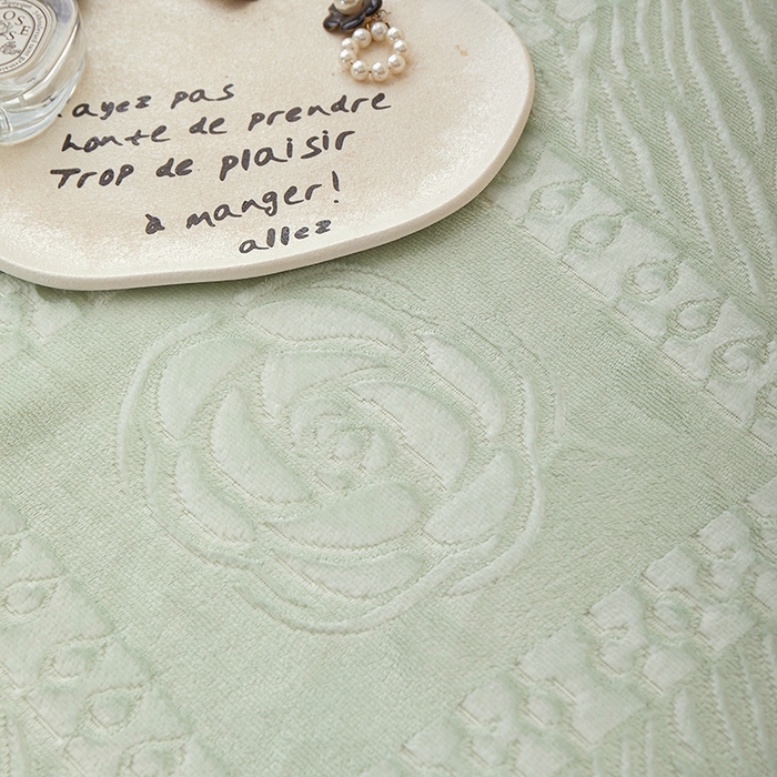 91家纺网 家纺一手货源 找家纺 楼兰公主2025新款雪兔绒小香风提花雕花毯 山茶花奶白拼清绿