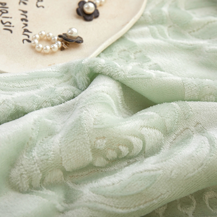 91家纺网 家纺一手货源 找家纺 楼兰公主2025新款雪兔绒小香风提花雕花毯 山茶花奶白拼清绿
