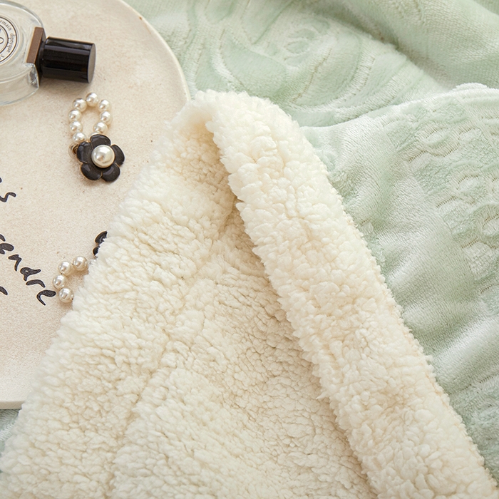 91家纺网 家纺一手货源 找家纺 楼兰公主2025新款雪兔绒小香风提花雕花毯 山茶花奶白拼清绿