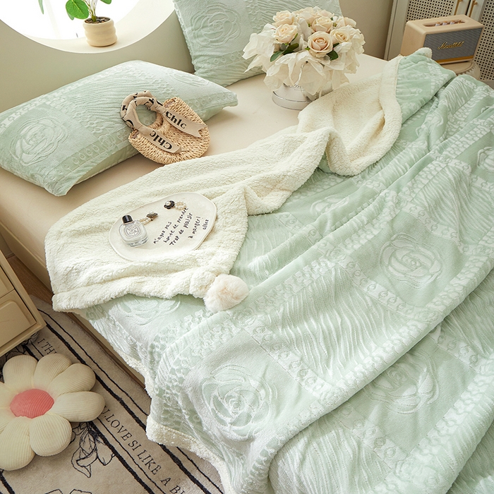 91家纺网 家纺一手货源 找家纺 楼兰公主2025新款雪兔绒小香风提花雕花毯 山茶花奶白拼清绿