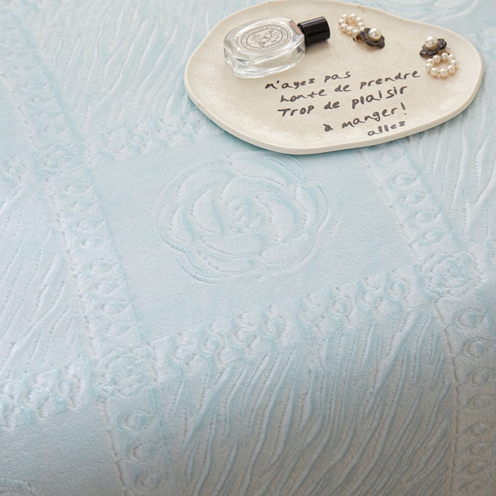 91家纺网 家纺一手货源 找家纺 楼兰公主2025新款雪兔绒小香风提花雕花毯 山茶花奶白拼天蓝