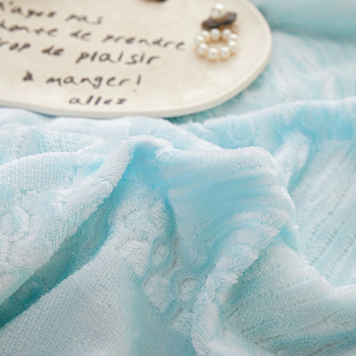 91家纺网 家纺一手货源 找家纺 楼兰公主2025新款雪兔绒小香风提花雕花毯 山茶花奶白拼天蓝