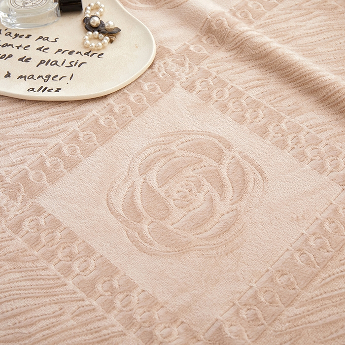 91家纺网 家纺一手货源 找家纺 楼兰公主2025新款雪兔绒小香风提花雕花毯 山茶花奶白拼香槟