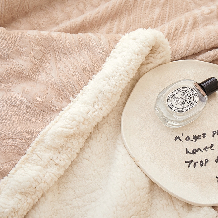 91家纺网 家纺一手货源 找家纺 楼兰公主2025新款雪兔绒小香风提花雕花毯 山茶花奶白拼香槟