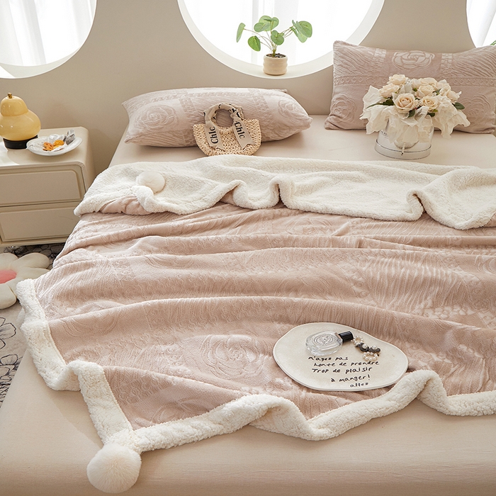 91家纺网 家纺一手货源 找家纺 楼兰公主2025新款雪兔绒小香风提花雕花毯 山茶花奶白拼香槟