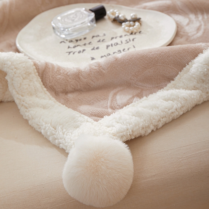 91家纺网 家纺一手货源 找家纺 楼兰公主2025新款雪兔绒小香风提花雕花毯 山茶花奶白拼香槟