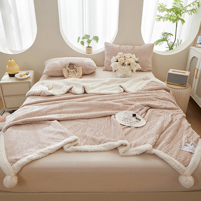 91家纺网 家纺一手货源 找家纺 楼兰公主2025新款雪兔绒小香风提花雕花毯 山茶花奶白拼香槟