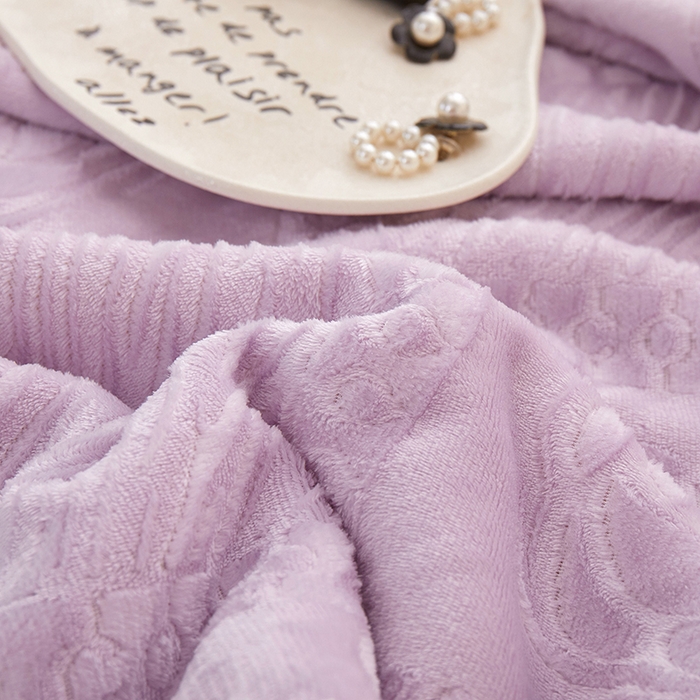 91家纺网 家纺一手货源 找家纺 楼兰公主2025新款雪兔绒小香风提花雕花毯 山茶花奶白拼香紫