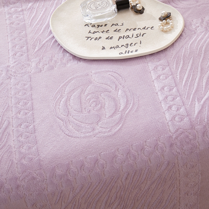 91家纺网 家纺一手货源 找家纺 楼兰公主2025新款雪兔绒小香风提花雕花毯 山茶花奶白拼香紫