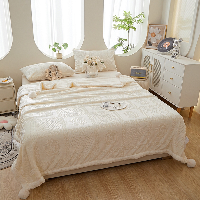 91家纺网 家纺一手货源 找家纺 楼兰公主2025新款雪兔绒小香风提花雕花毯 山茶花奶白拼雪兔