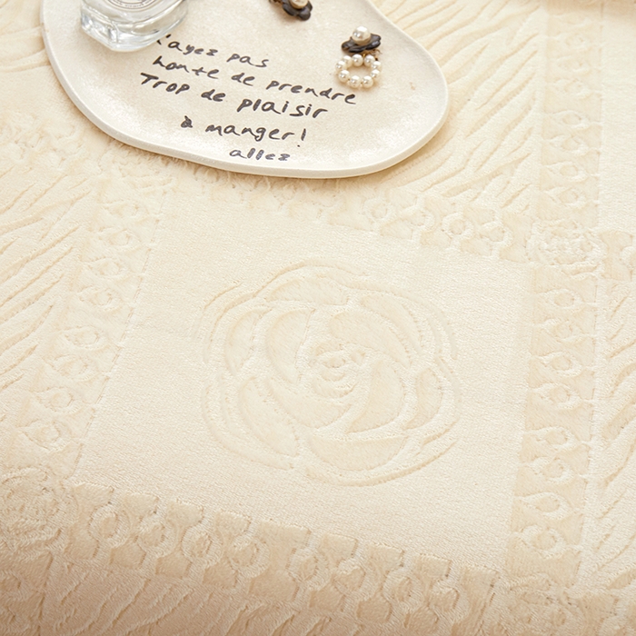 91家纺网 家纺一手货源 找家纺 楼兰公主2025新款雪兔绒小香风提花雕花毯 山茶花奶白拼雪兔