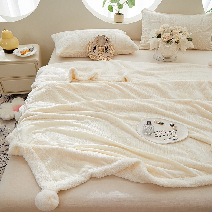 91家纺网 家纺一手货源 找家纺 楼兰公主2025新款雪兔绒小香风提花雕花毯 山茶花奶白拼雪兔