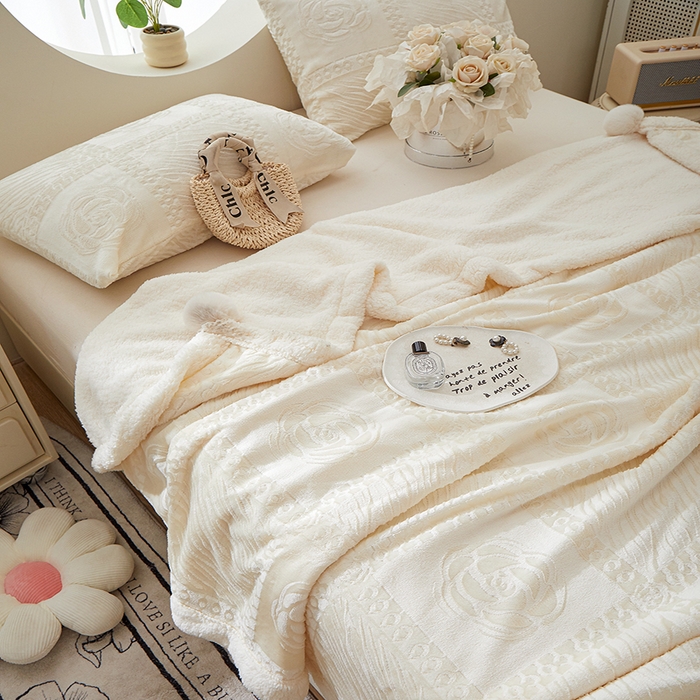 91家纺网 家纺一手货源 找家纺 楼兰公主2025新款雪兔绒小香风提花雕花毯 山茶花奶白拼雪兔