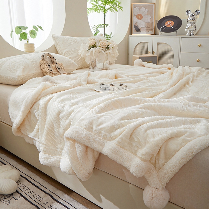 91家纺网 家纺一手货源 找家纺 楼兰公主2025新款雪兔绒小香风提花雕花毯 山茶花奶白拼雪兔