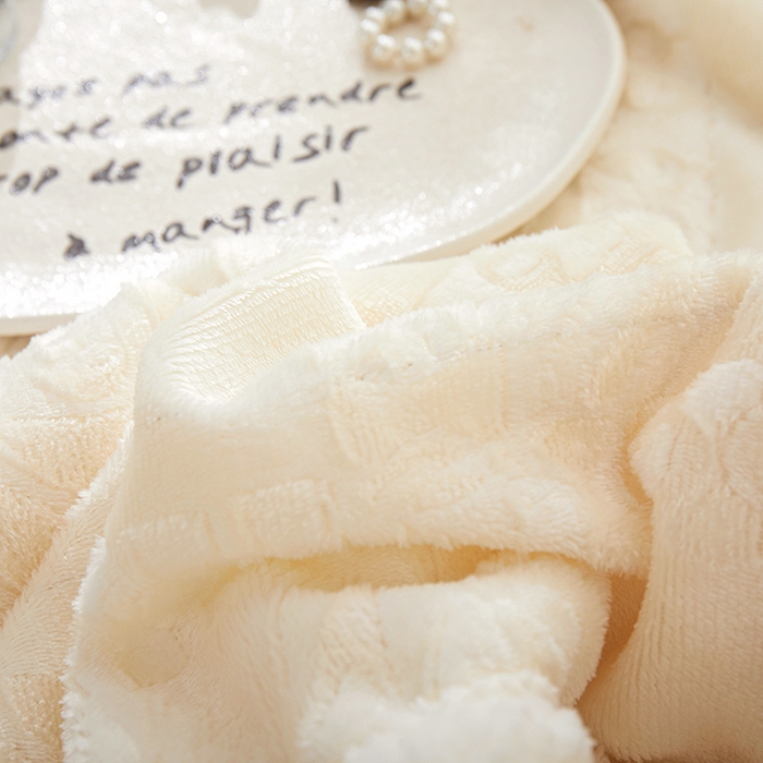 91家纺网 家纺一手货源 找家纺 楼兰公主2025新款雪兔绒小香风提花雕花毯 山茶花奶白拼雪兔
