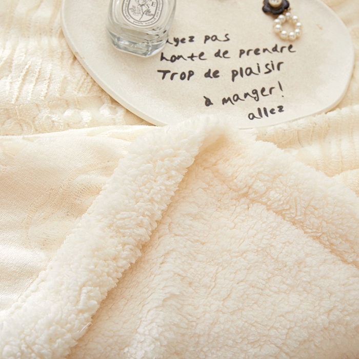 91家纺网 家纺一手货源 找家纺 楼兰公主2025新款雪兔绒小香风提花雕花毯 山茶花奶白拼雪兔