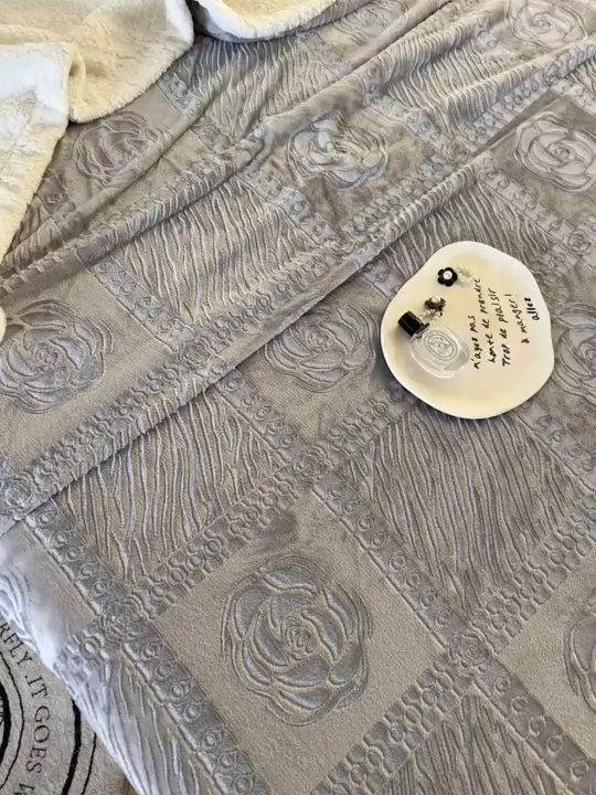 91家纺网 家纺一手货源 找家纺 楼兰公主2025新款雪兔绒小香风提花雕花毯 山茶花奶白拼浅灰