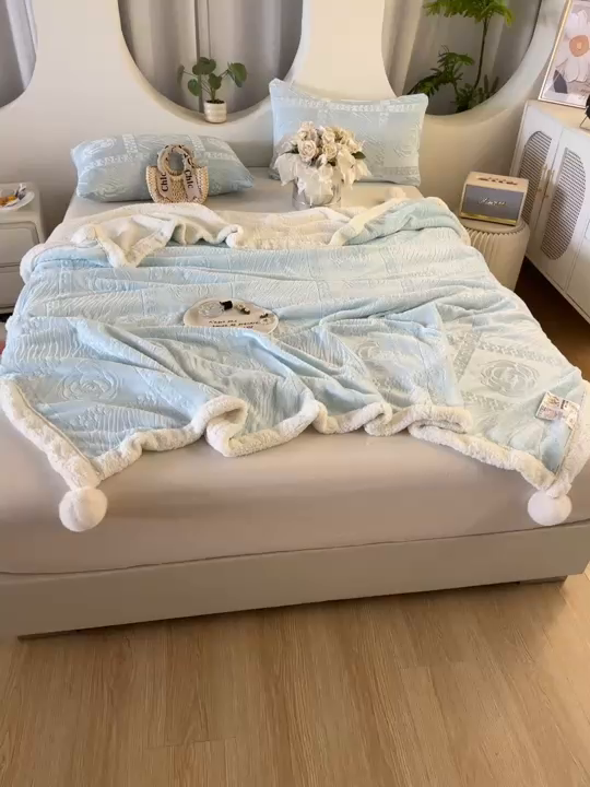 91家纺网 家纺一手货源 找家纺 楼兰公主2025新款雪兔绒小香风提花雕花毯 山茶花奶白拼天蓝