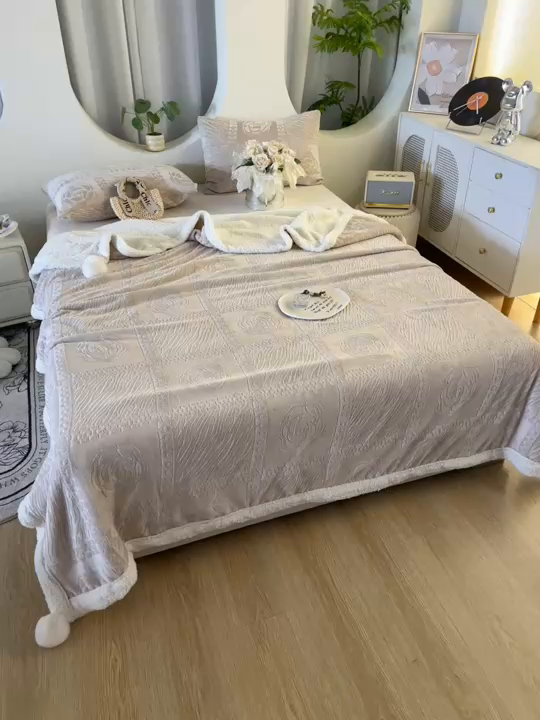 91家纺网 家纺一手货源 找家纺 楼兰公主2025新款雪兔绒小香风提花雕花毯 山茶花奶白拼香槟