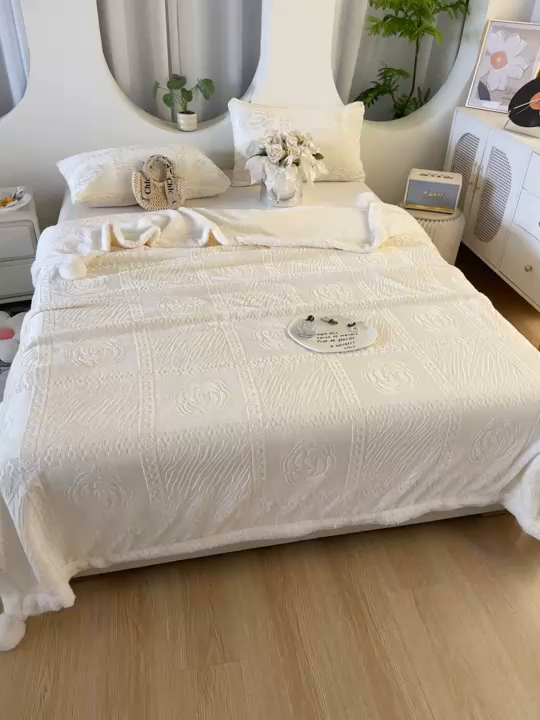 91家纺网 家纺一手货源 找家纺 楼兰公主2025新款雪兔绒小香风提花雕花毯 山茶花奶白拼雪兔