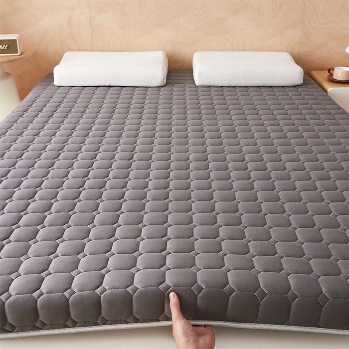 91家纺网 家纺一手货源 找家纺 芊梵床垫 2025新款牛奶丝棉花硬质棉床垫-成人款 格子灰