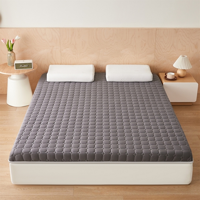 91家纺网 家纺一手货源 找家纺 芊梵床垫 2025新款牛奶丝棉花硬质棉床垫-成人款 格子灰