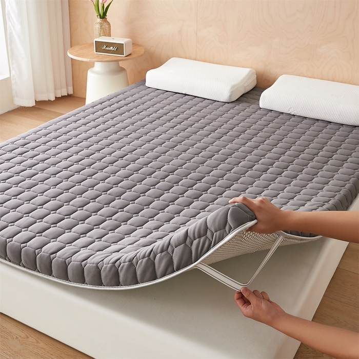 91家纺网 家纺一手货源 找家纺 芊梵床垫 2025新款牛奶丝棉花硬质棉床垫-成人款 格子灰