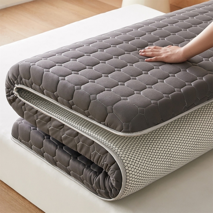 91家纺网 家纺一手货源 找家纺 芊梵床垫 2025新款牛奶丝棉花硬质棉床垫-成人款 格子灰