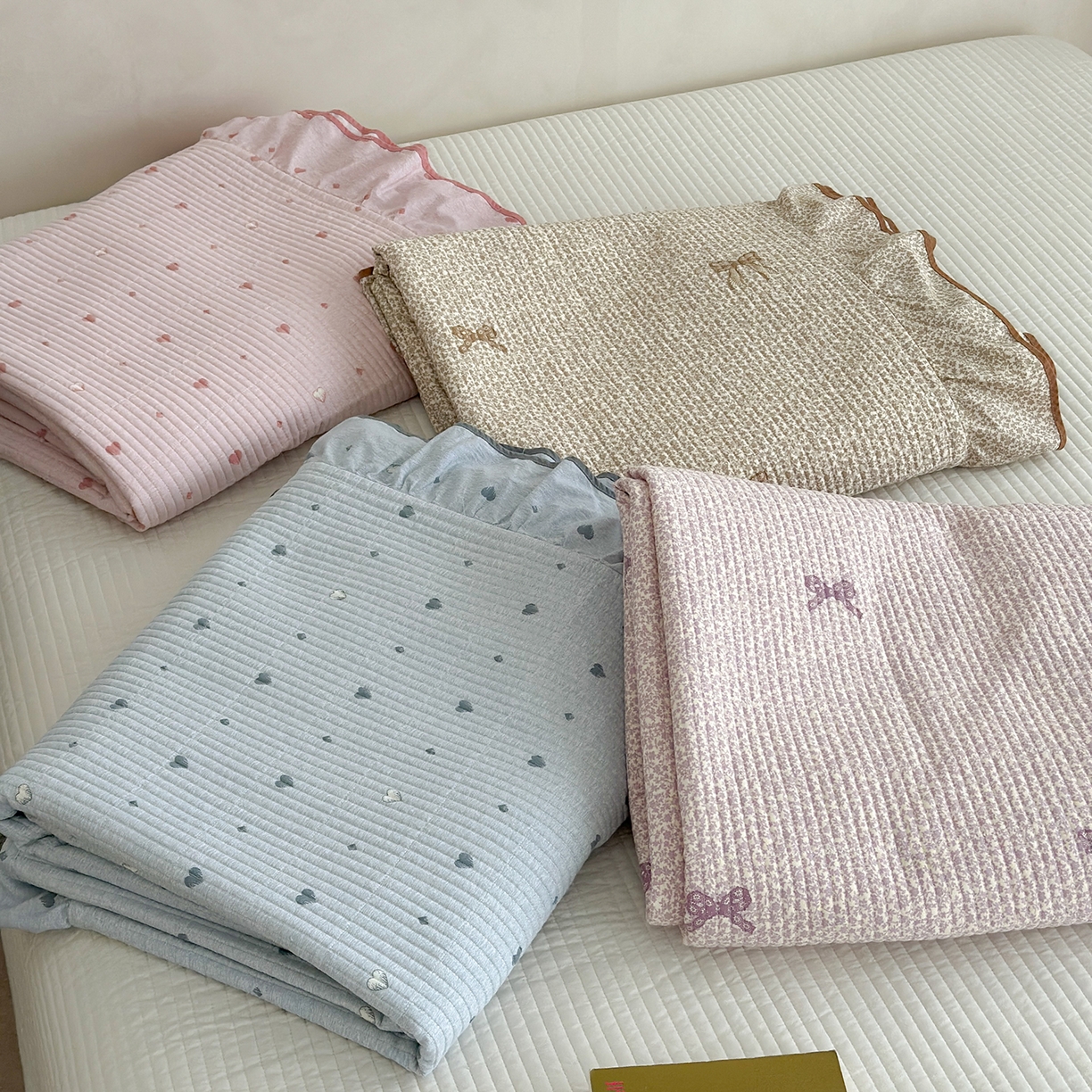 91家纺网 家纺一手货源 找家纺 琳可家居2025新款全棉印花花边床盖可搭配同款被套 组合图仅供参考