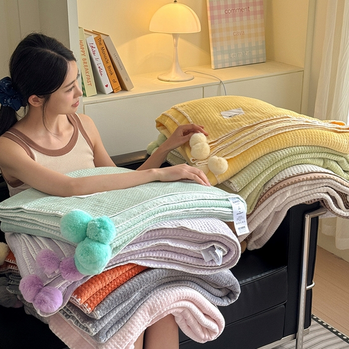 91家纺网 家纺一手货源 找家纺 艾佳 2025新款华夫格升级版毛球款四季毯盖毯毛毯毯子 组合图仅供展示