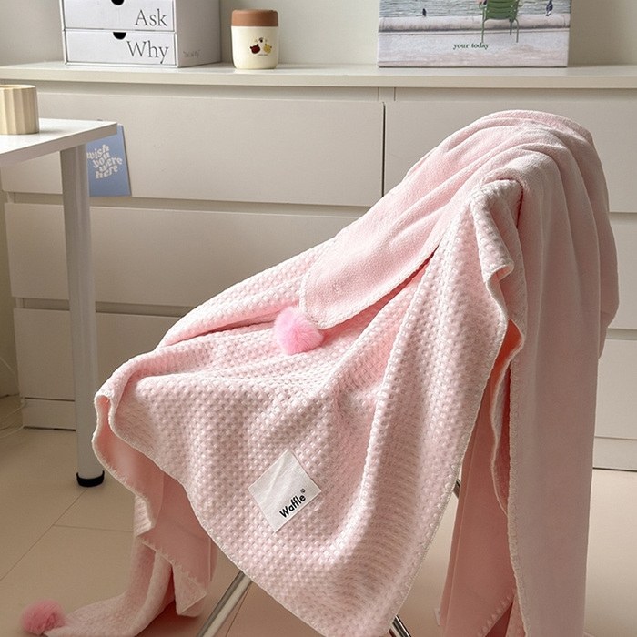 91家纺网 家纺一手货源 找家纺 艾佳 2025新款华夫格升级版毛球款四季毯盖毯毛毯毯子 裸球粉