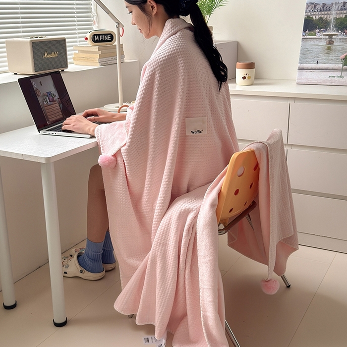 91家纺网 家纺一手货源 找家纺 艾佳 2025新款华夫格升级版毛球款四季毯盖毯毛毯毯子 裸球粉