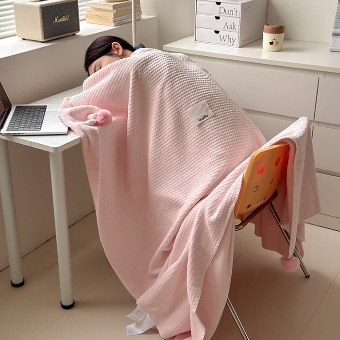 91家纺网 家纺一手货源 找家纺 艾佳 2025新款华夫格升级版毛球款四季毯盖毯毛毯毯子 裸球粉