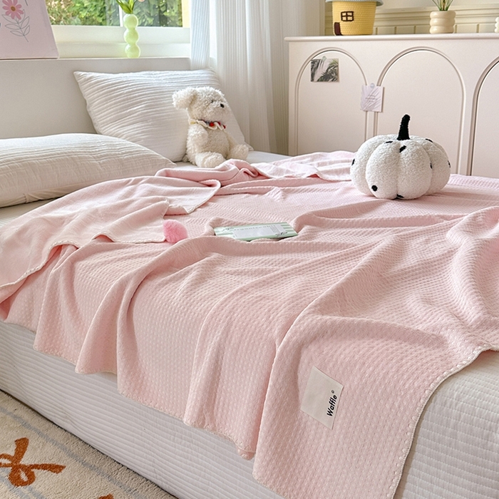 91家纺网 家纺一手货源 找家纺 艾佳 2025新款华夫格升级版毛球款四季毯盖毯毛毯毯子 裸球粉