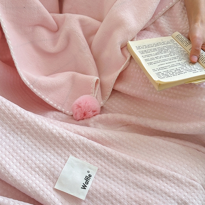 91家纺网 家纺一手货源 找家纺 艾佳 2025新款华夫格升级版毛球款四季毯盖毯毛毯毯子 裸球粉