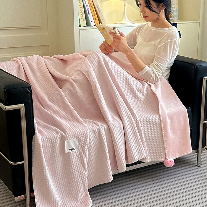 91家纺网 家纺一手货源 找家纺 艾佳 2025新款华夫格升级版毛球款四季毯盖毯毛毯毯子 裸球粉