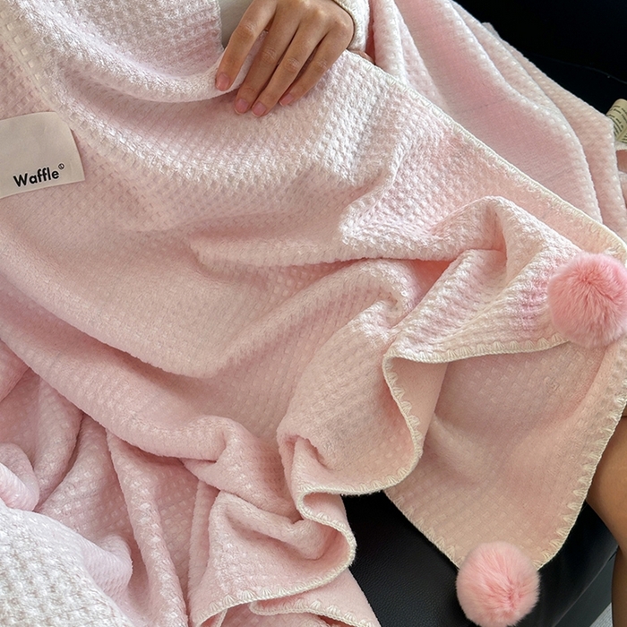 91家纺网 家纺一手货源 找家纺 艾佳 2025新款华夫格升级版毛球款四季毯盖毯毛毯毯子 裸球粉