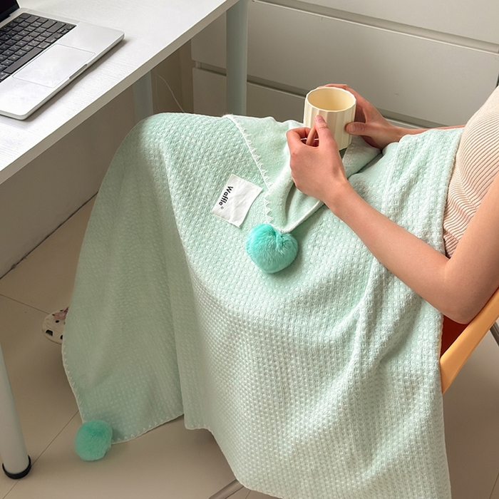 91家纺网 家纺一手货源 找家纺 艾佳 2025新款华夫格升级版毛球款四季毯盖毯毛毯毯子 曼波球蓝