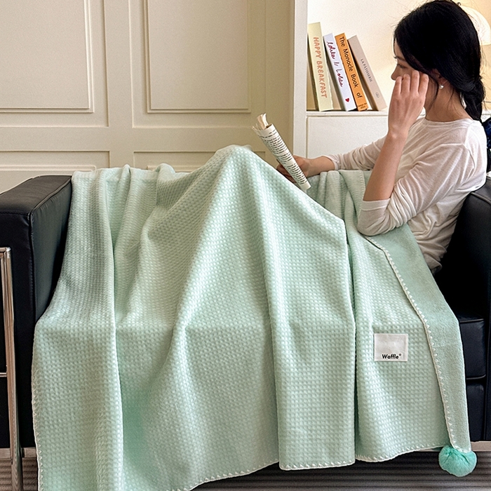 91家纺网 家纺一手货源 找家纺 艾佳 2025新款华夫格升级版毛球款四季毯盖毯毛毯毯子 曼波球蓝